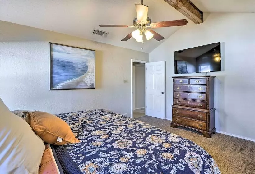 Granbury Home W/ Lake Granbury Access + Dock!