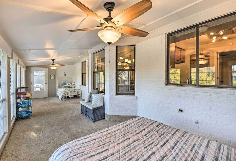 Granbury Home W/ Lake Granbury Access + Dock!