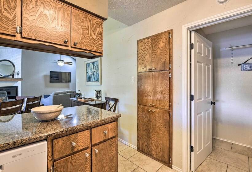 Granbury Home W/ Lake Granbury Access + Dock!