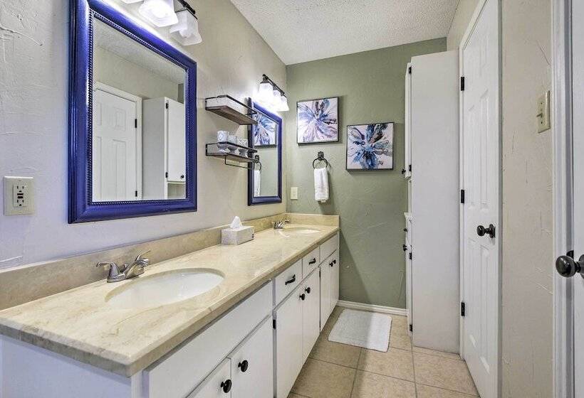 Granbury Home W/ Lake Granbury Access + Dock!