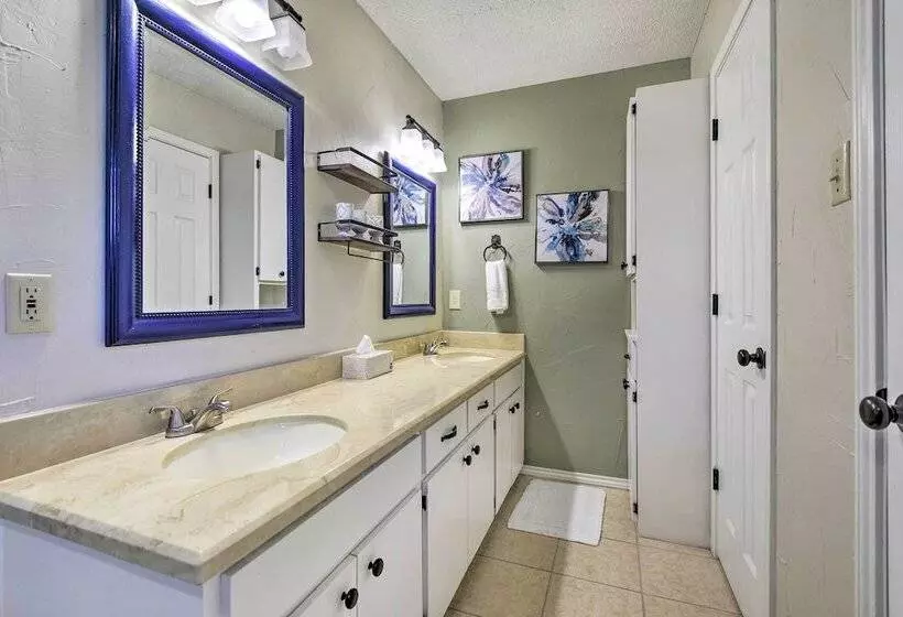 Granbury Home W/ Lake Granbury Access + Dock!