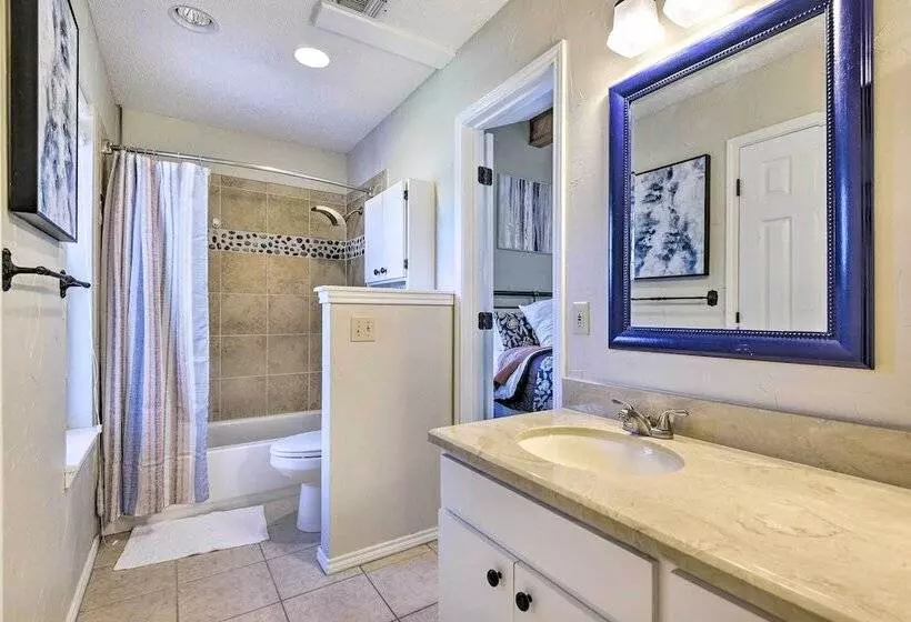 Granbury Home W/ Lake Granbury Access + Dock!