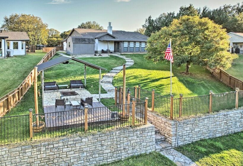 Granbury Home W/ Lake Granbury Access + Dock!