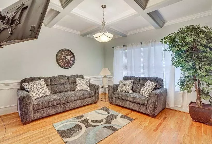 High Point Home ~ 1 Mi To Oak Hollow Lake!