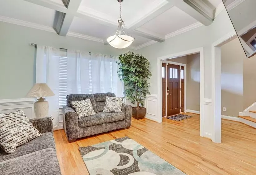 High Point Home ~ 1 Mi To Oak Hollow Lake!