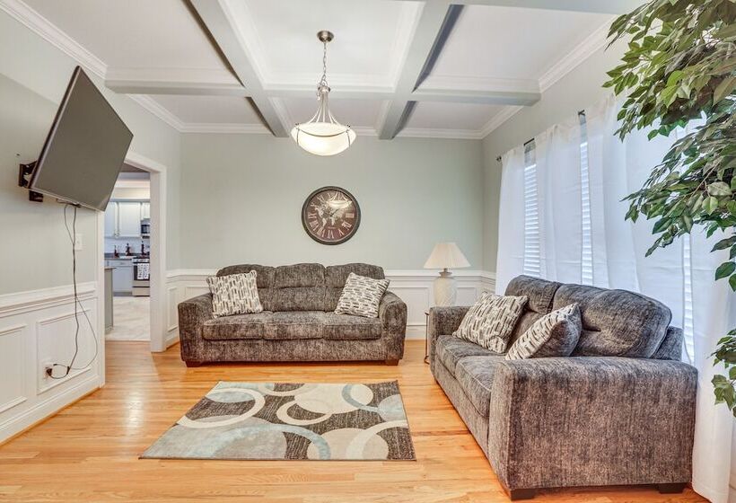 High Point Home ~ 1 Mi To Oak Hollow Lake!