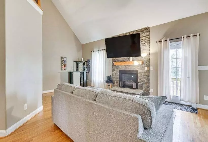 High Point Home ~ 1 Mi To Oak Hollow Lake!