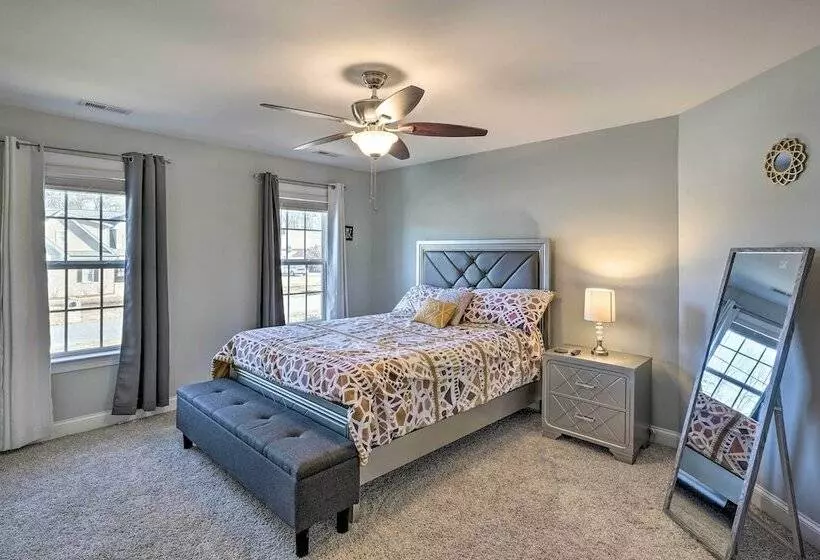 High Point Home ~ 1 Mi To Oak Hollow Lake!