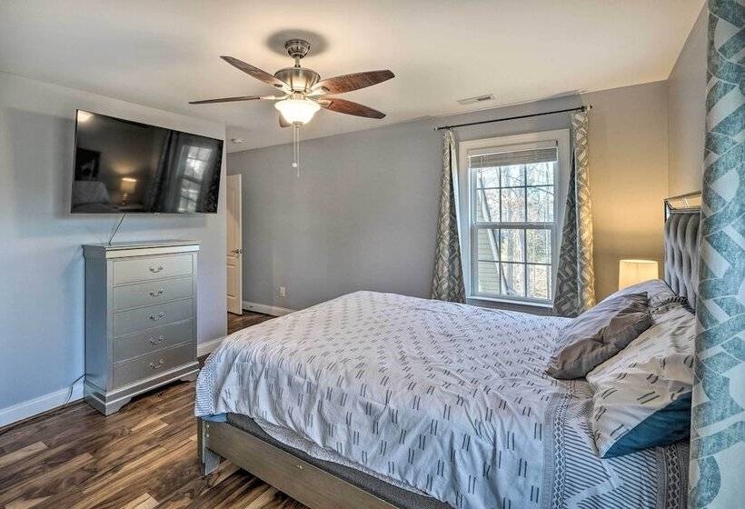 High Point Home ~ 1 Mi To Oak Hollow Lake!