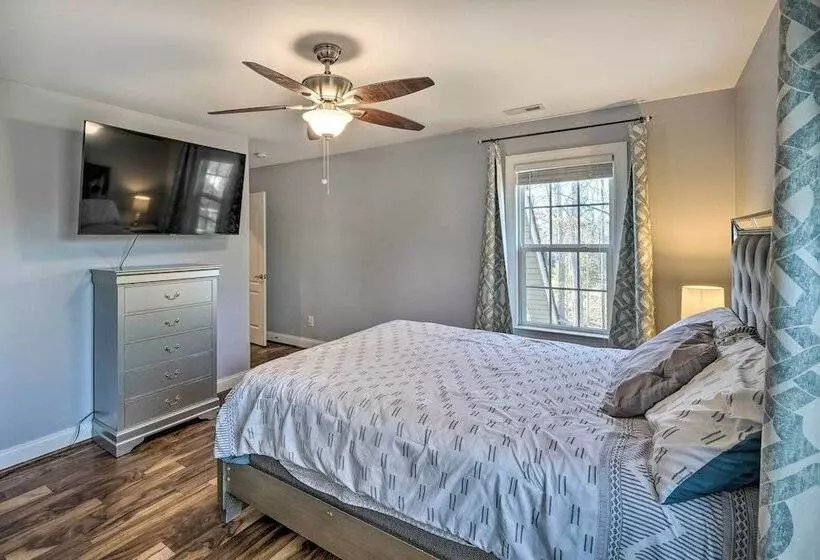 High Point Home ~ 1 Mi To Oak Hollow Lake!