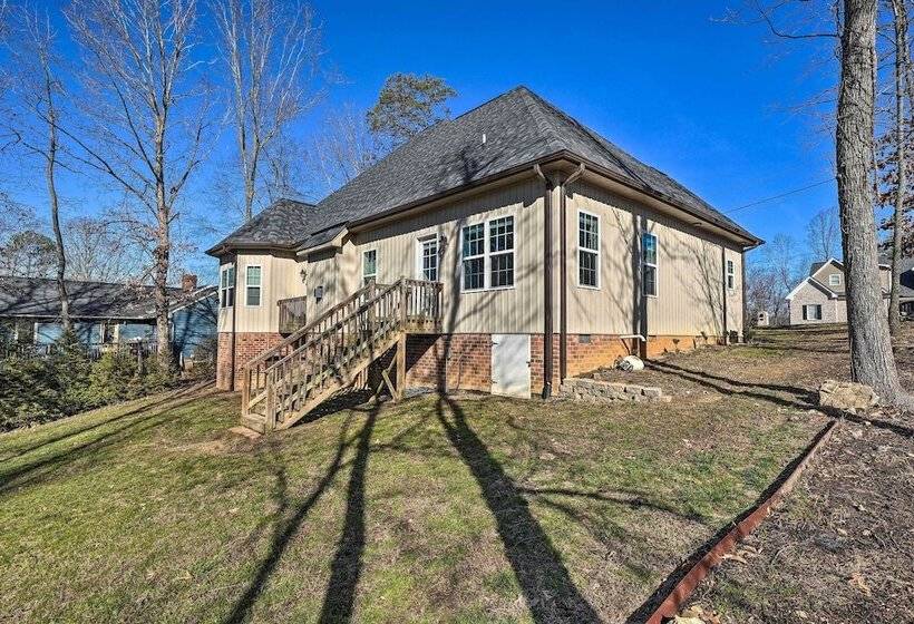 High Point Home ~ 1 Mi To Oak Hollow Lake!