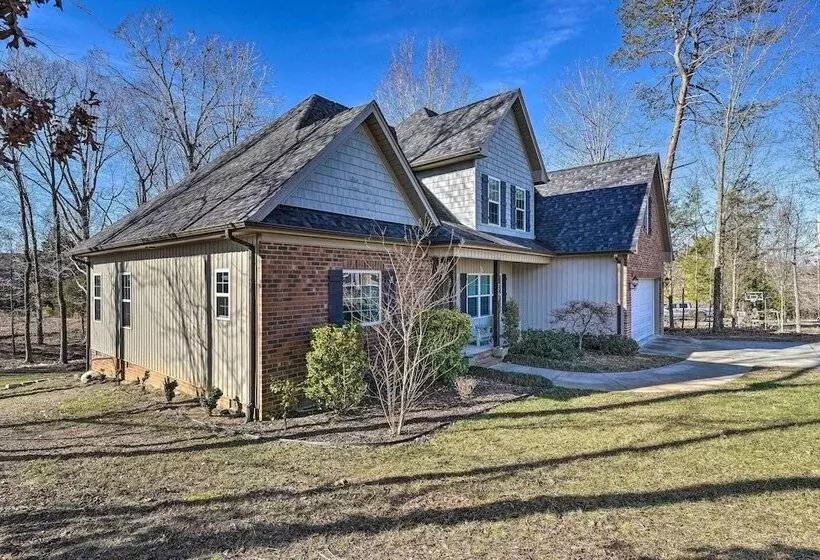 High Point Home ~ 1 Mi To Oak Hollow Lake!