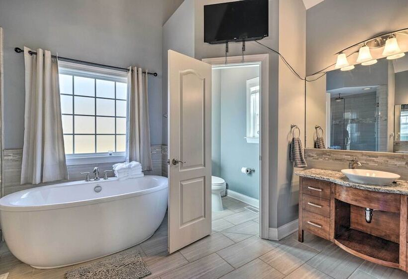 High Point Home ~ 1 Mi To Oak Hollow Lake!