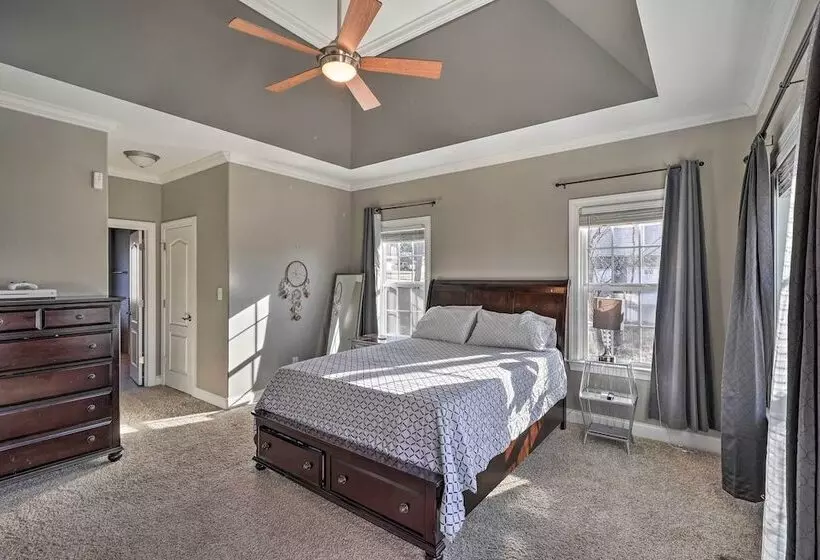 High Point Home ~ 1 Mi To Oak Hollow Lake!