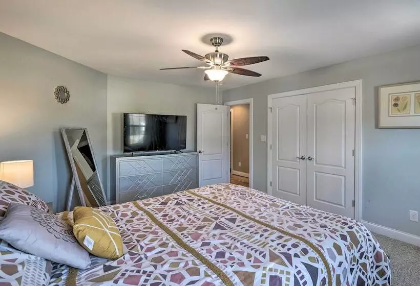 High Point Home ~ 1 Mi To Oak Hollow Lake!