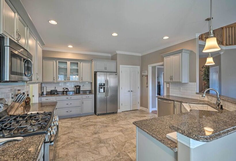 High Point Home ~ 1 Mi To Oak Hollow Lake!