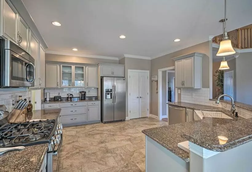 High Point Home ~ 1 Mi To Oak Hollow Lake!