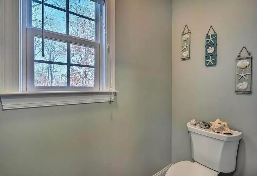 High Point Home ~ 1 Mi To Oak Hollow Lake!