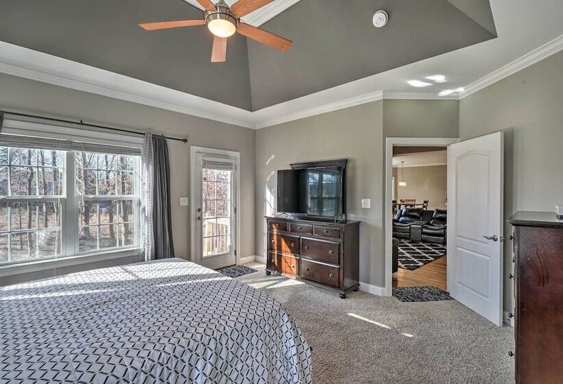 High Point Home ~ 1 Mi To Oak Hollow Lake!