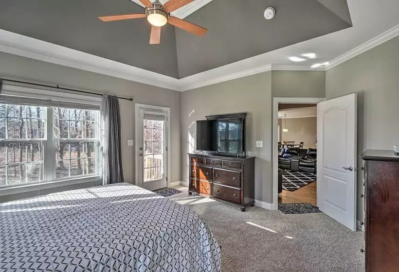 High Point Home ~ 1 Mi To Oak Hollow Lake!