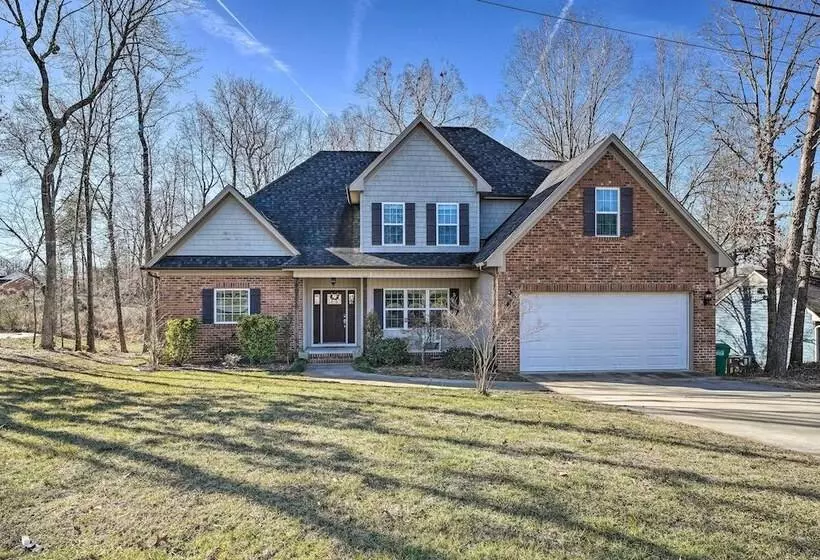 High Point Home ~ 1 Mi To Oak Hollow Lake!