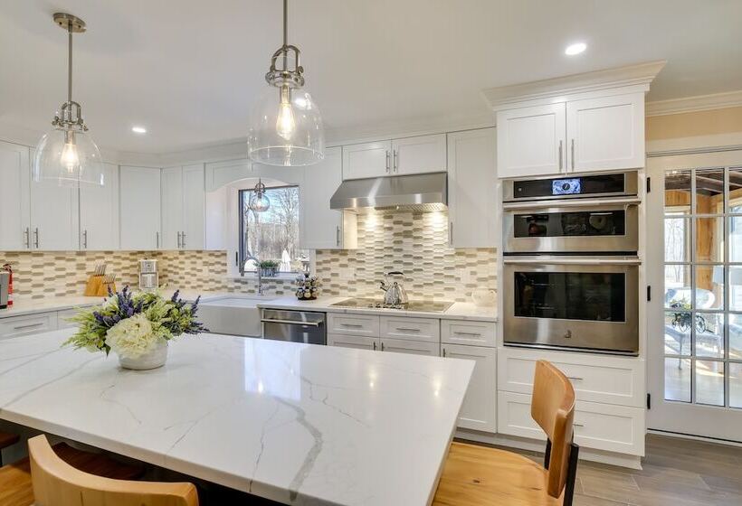 Lovely Highland Home W/ Pool & Hot Tub!