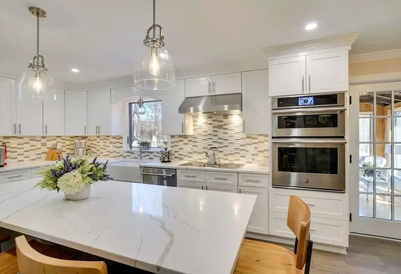 Lovely Highland Home W/ Pool & Hot Tub!