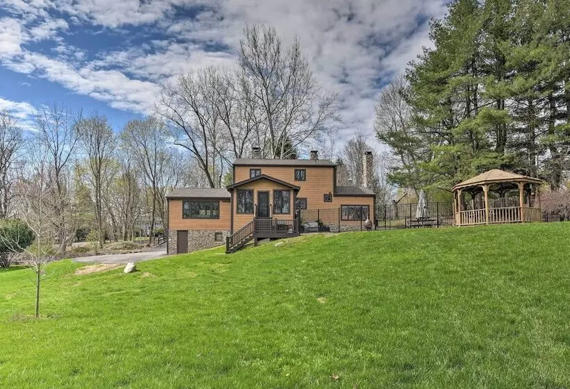 Lovely Highland Home W/ Pool & Hot Tub!