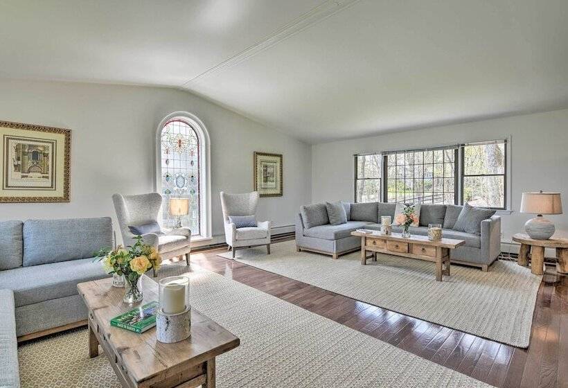 Lovely Highland Home W/ Pool & Hot Tub!