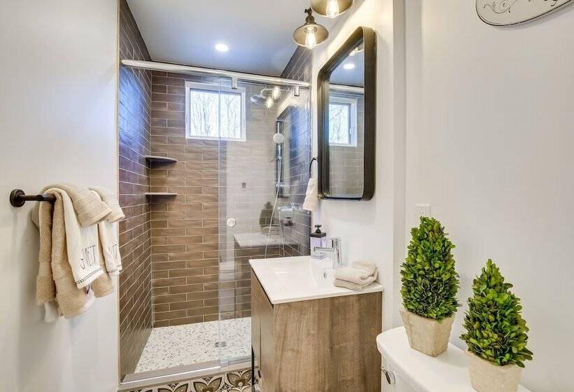 Lovely Highland Home W/ Pool & Hot Tub!