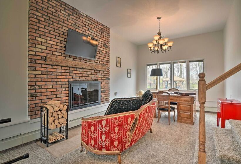 Lovely Highland Home W/ Pool & Hot Tub!