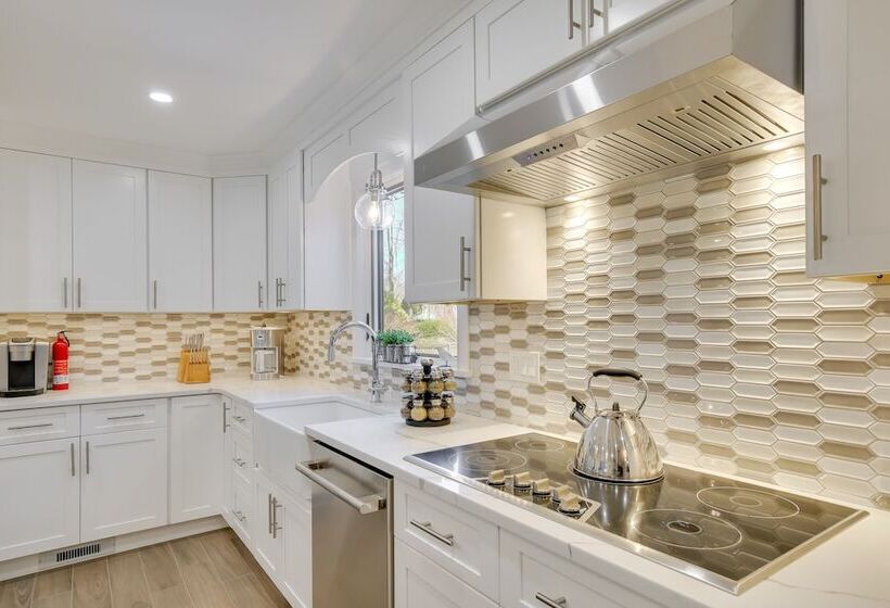 Lovely Highland Home W/ Pool & Hot Tub!