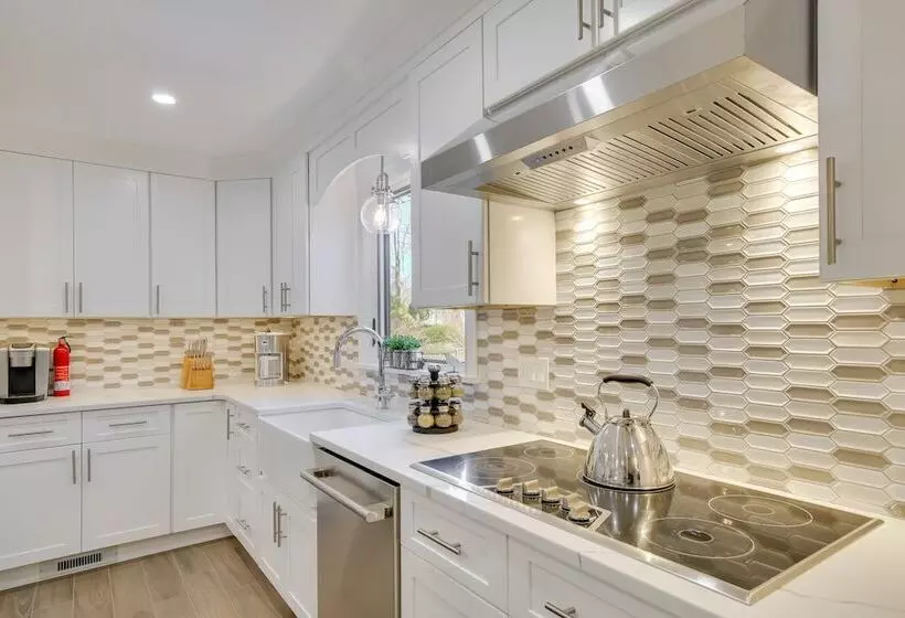 Lovely Highland Home W/ Pool & Hot Tub!