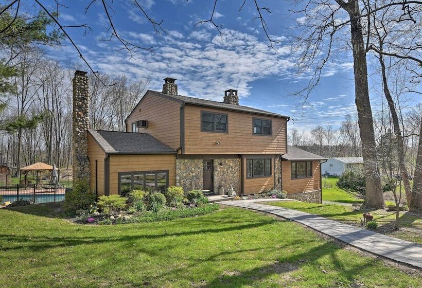 Lovely Highland Home W/ Pool & Hot Tub!