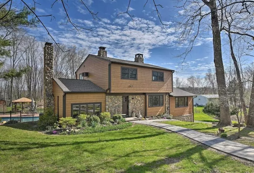 Lovely Highland Home W/ Pool & Hot Tub!