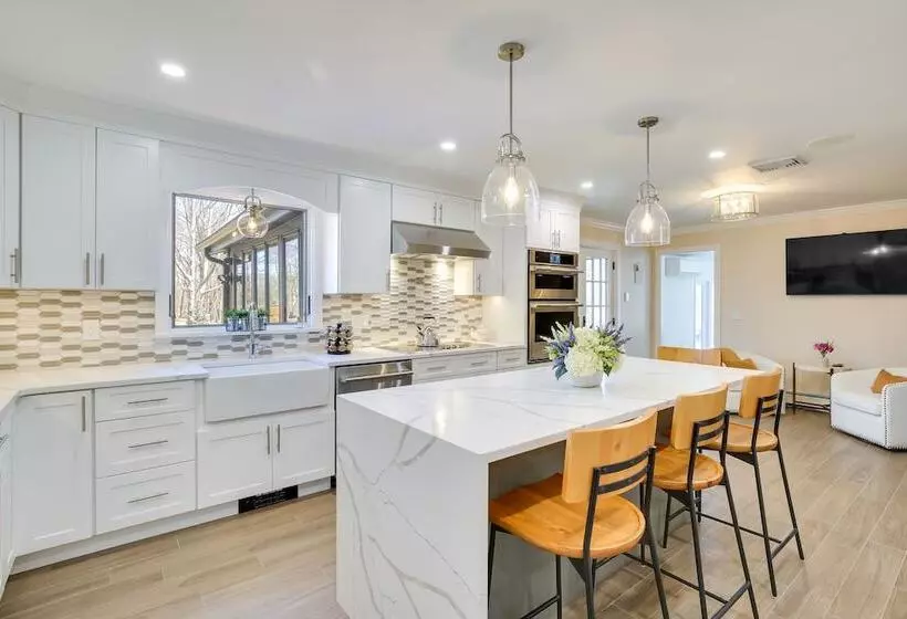 Lovely Highland Home W/ Pool & Hot Tub!