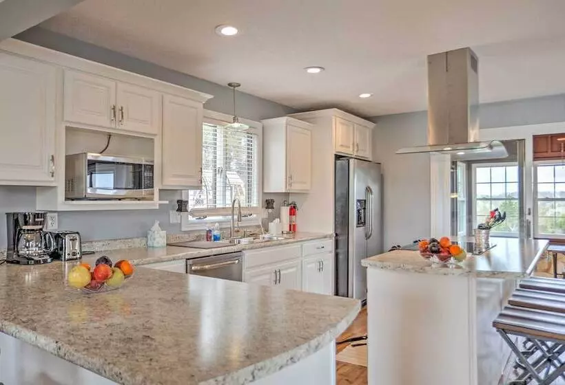 Monticello Home W/ Multi Level Deck On 2 Acres!