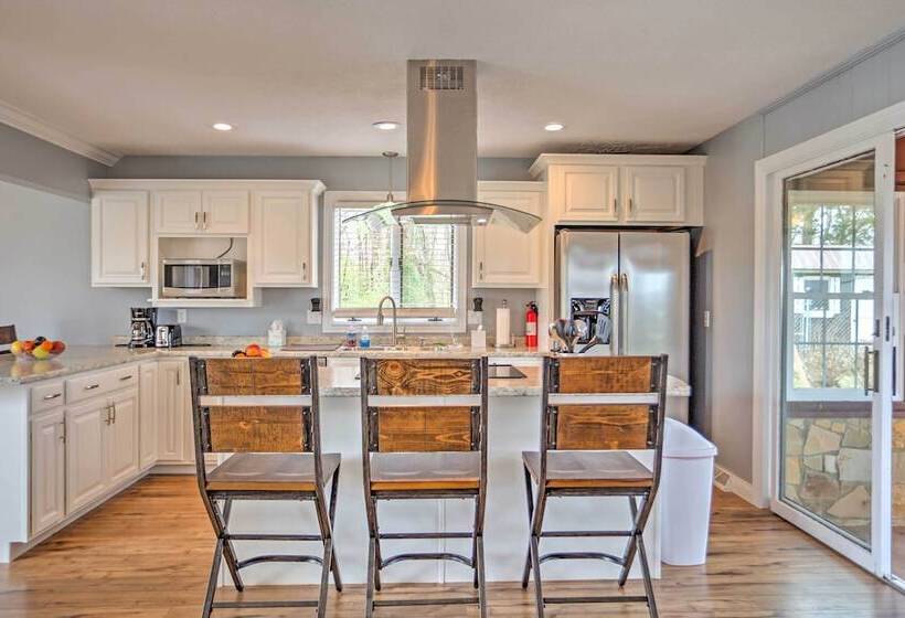 Monticello Home W/ Multi Level Deck On 2 Acres!