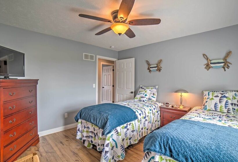 Monticello Home W/ Multi Level Deck On 2 Acres!