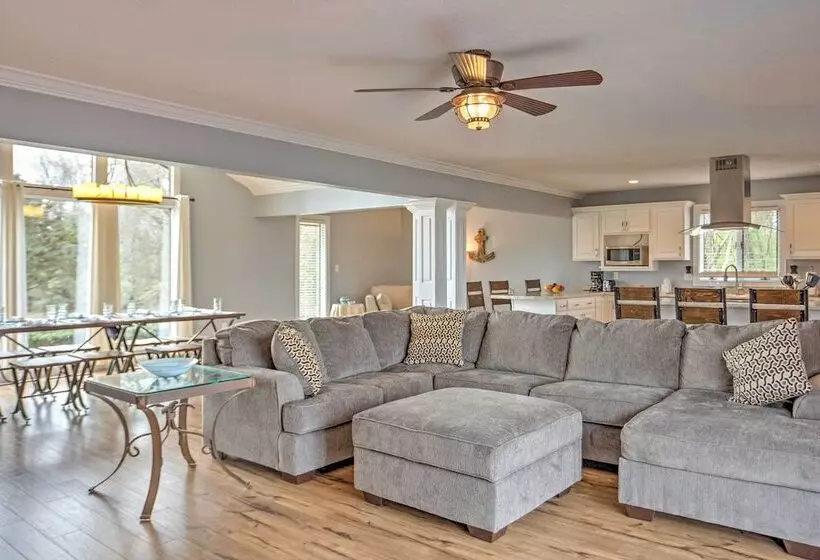 Monticello Home W/ Multi Level Deck On 2 Acres!