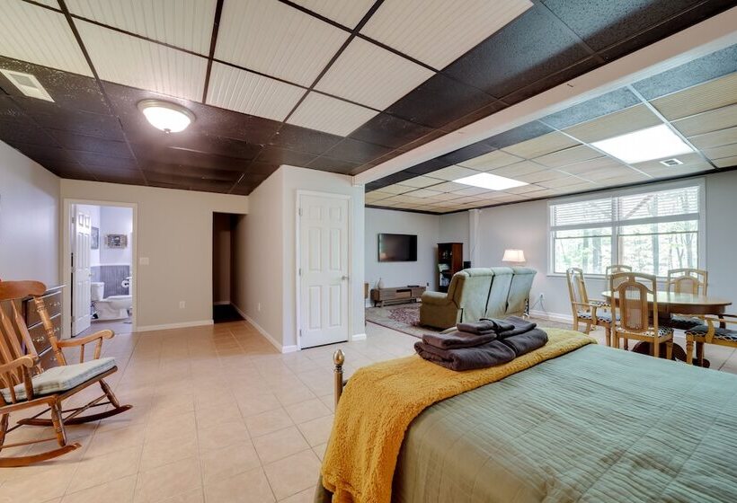 Pet Friendly Arden Retreat W/ Private Hot Tub