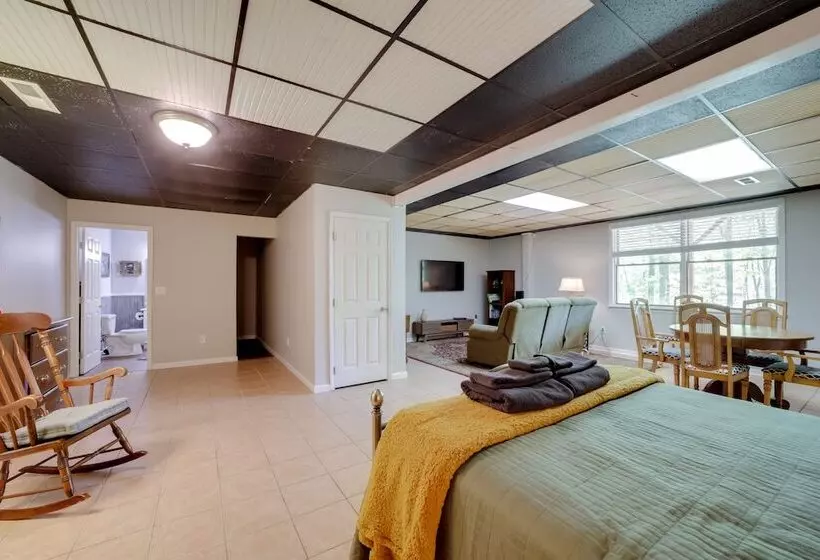 Pet Friendly Arden Retreat W/ Private Hot Tub