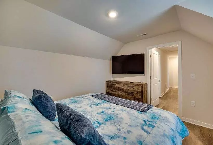 Pet Friendly Home: Spacious Yard + Community Perks