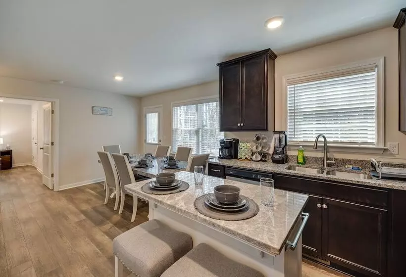 Pet Friendly Home: Spacious Yard + Community Perks