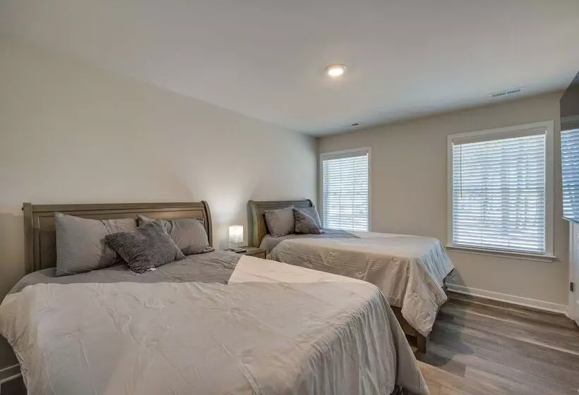 Pet Friendly Home: Spacious Yard + Community Perks