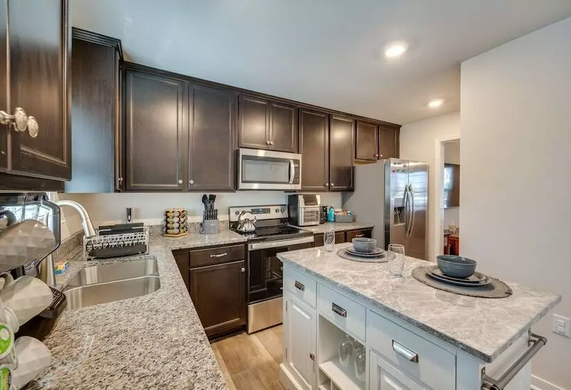 Pet Friendly Home: Spacious Yard + Community Perks