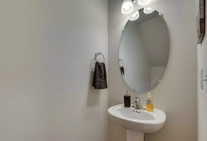 Pet Friendly Home: Spacious Yard + Community Perks