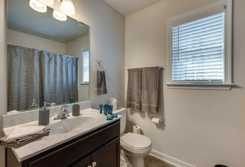 Pet Friendly Home: Spacious Yard + Community Perks