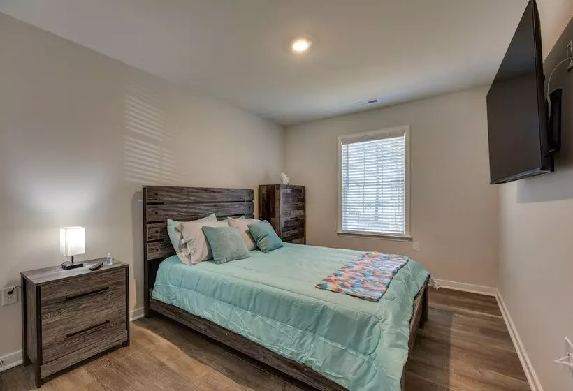 Pet Friendly Home: Spacious Yard + Community Perks