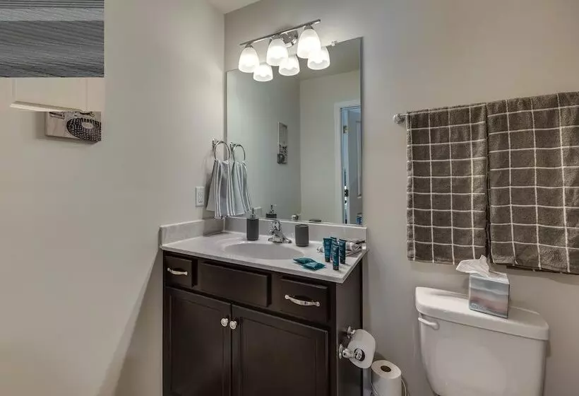 Pet Friendly Home: Spacious Yard + Community Perks